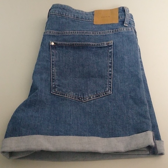 H&M ADJUSTABLE, CUFFED, HIGH WAIST, 4", MOM DENIM JEAN SHORTS - Picture 9 of 9